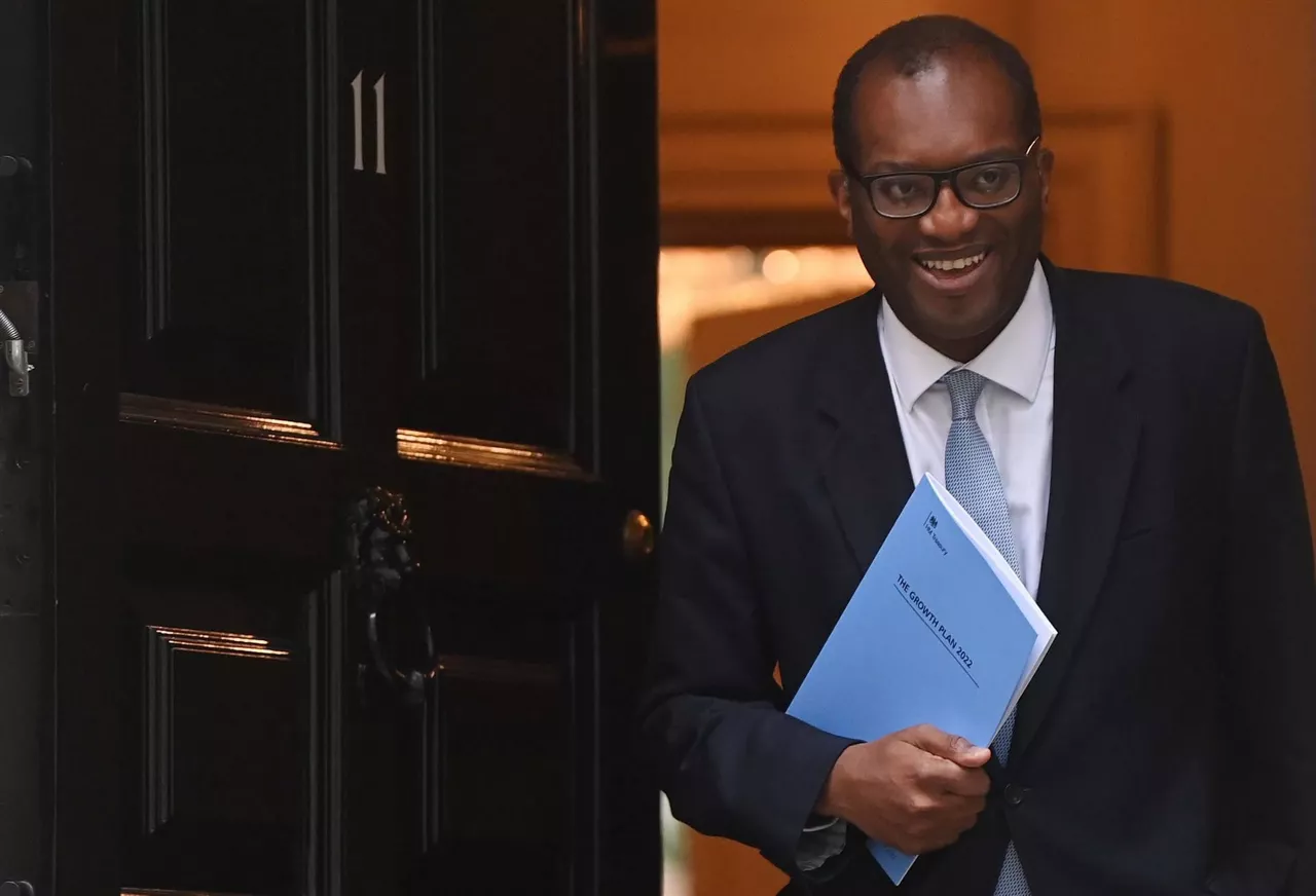 El nuevo ministro de Economía del Reino Unido, Kwasi Kwarteng, este viernes