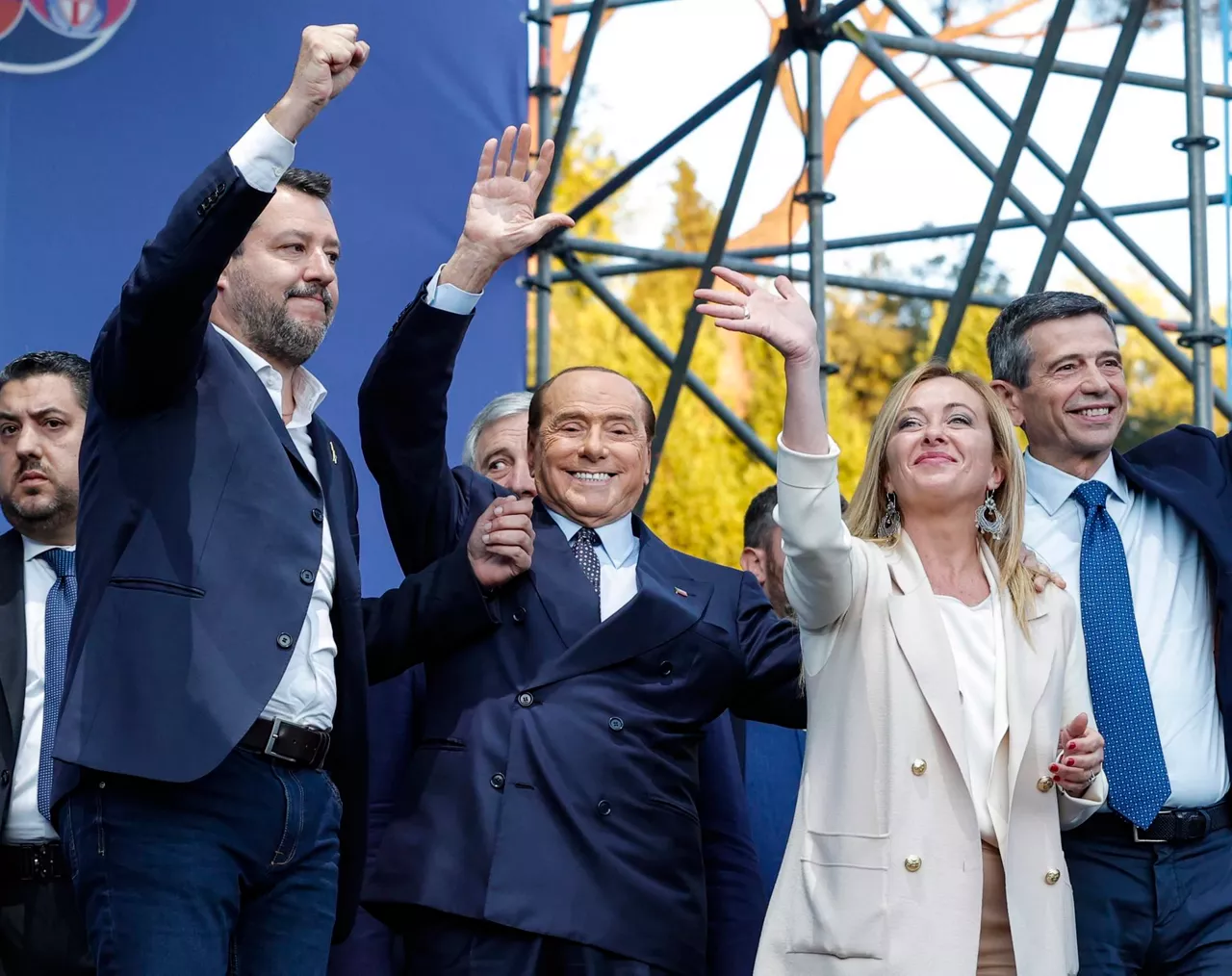 Matteo Salvini, Silvio Berlusconi y Giorgia Meloni en un acto electoral. Foto: EFE