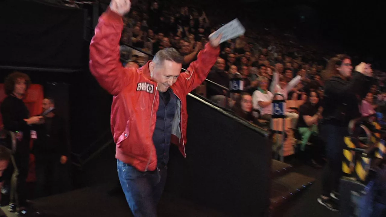 Fermin Muguruza, oholtzan. EITB Mediaren bideo bateko irudia