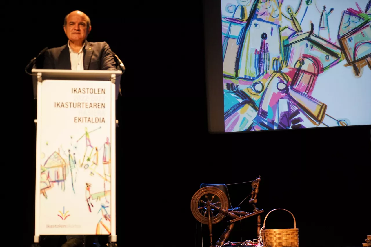 El presidente de Ikastolen Elkartea, Koldo Tellitu, en el acto de hoy. Foto: Ikastolen Elkartea