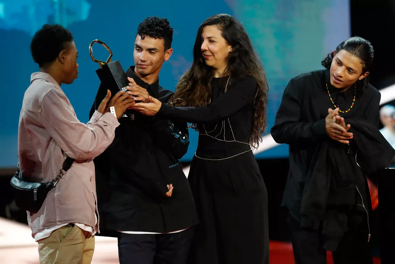 "Los reyes del mundo", Urrezko Maskorra. EFE