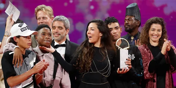 Concha de Oro a la mejor película por "Los reyes del mundo". EFE