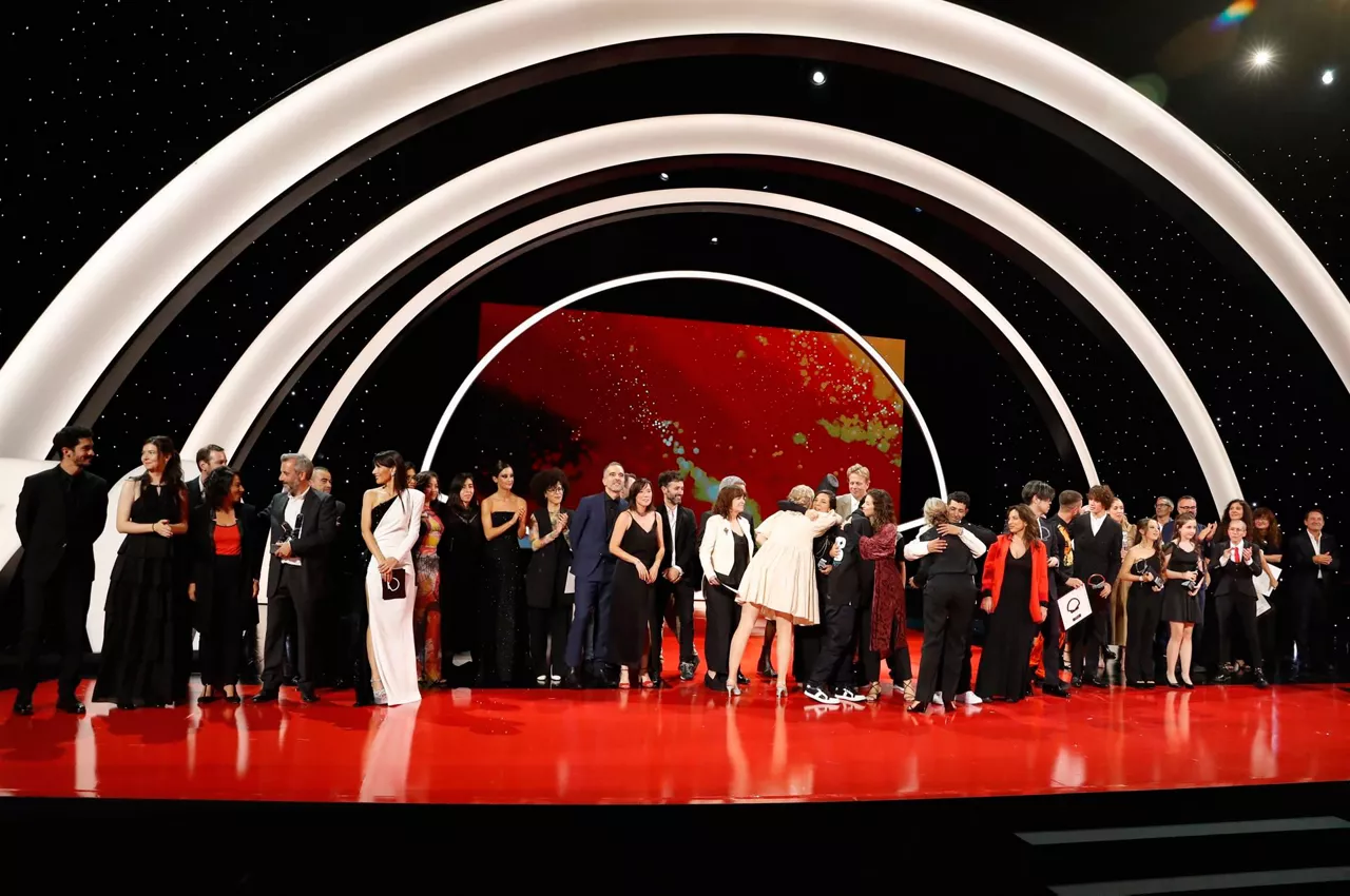 Los galardonados en la gala de clausura. EFE