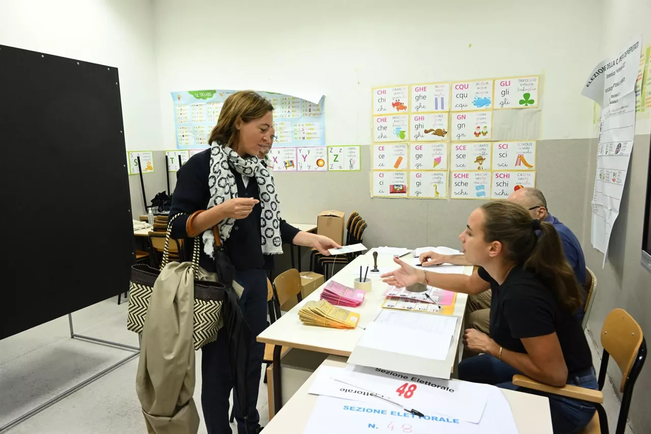 Una mujer deposita su voto en un colegio electoral de Napoles