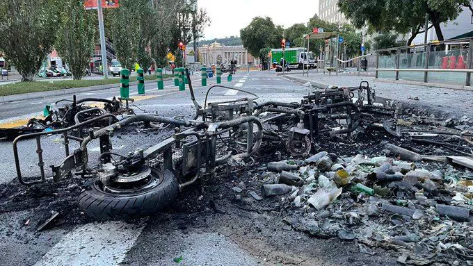 Algunos de los destrozos generados por los actos vandálicos de anoche. Foto: CIU
