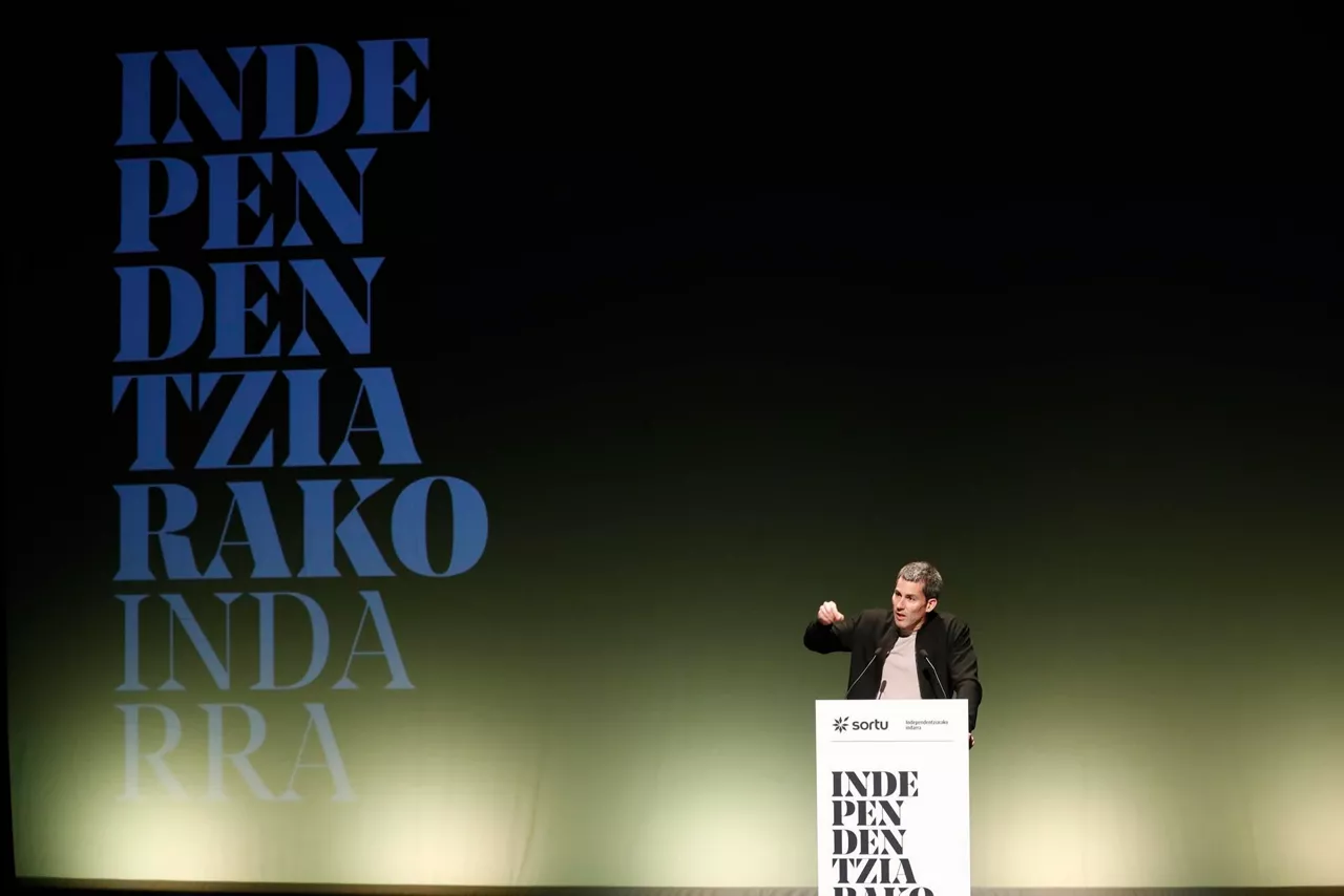 El secretario general de Sortu, Arkaitz Rodríguez, este domingo en Tolosa. Foto: EFE