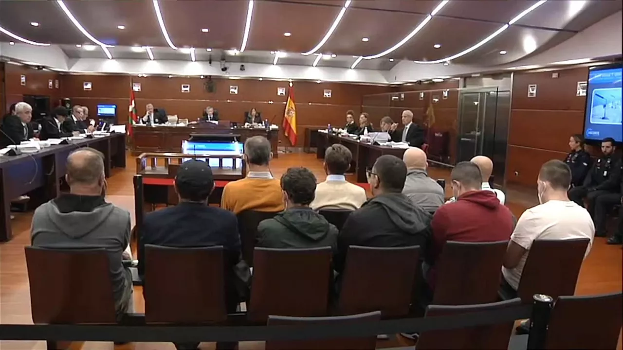 Los diez acusados, hoy, en la Audiencia Provincial de Álava. Foto: EITB Media