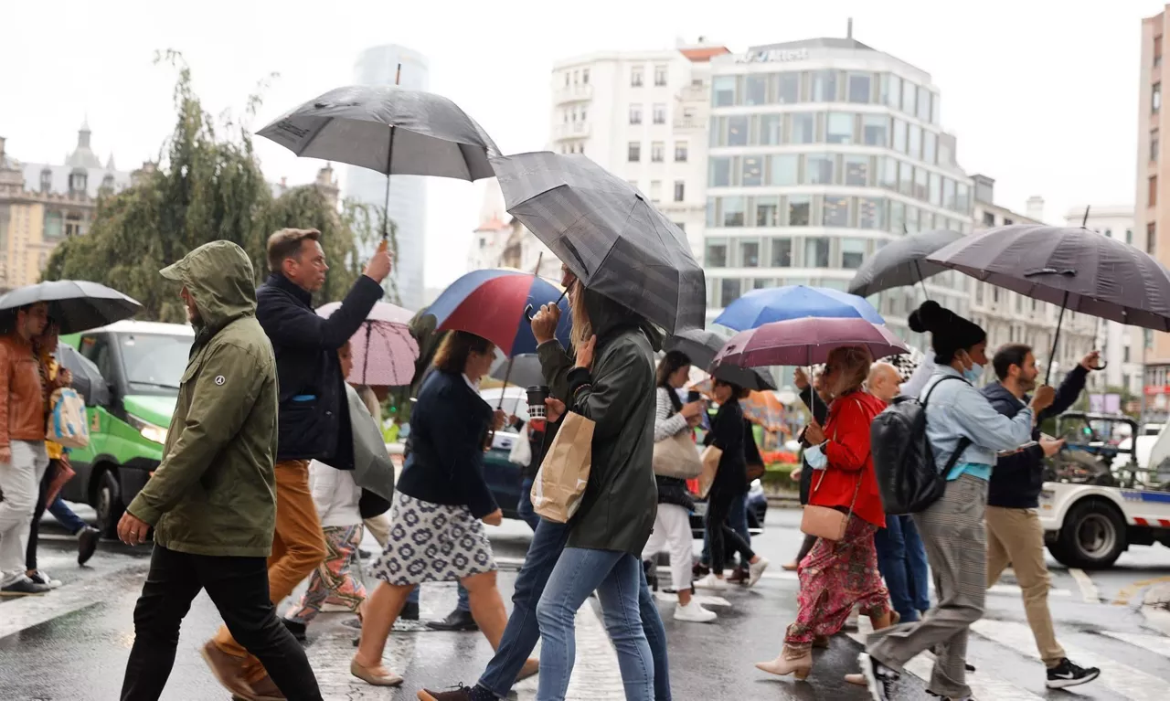 Gente en un día lluvioso por Bilbao