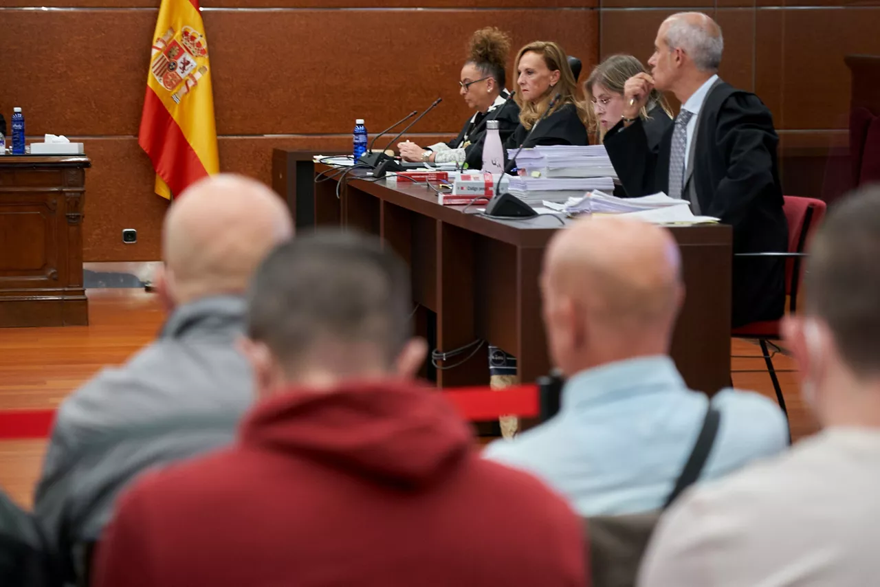 Los acusados, al inicio del juicio. Foto: EFE