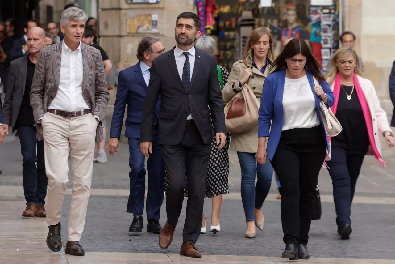 Puigneró, con otros consellers, a su llegada a la reunión extraordinaria.