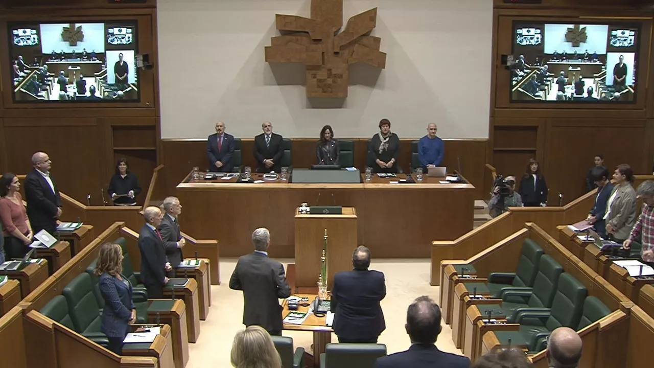 Minutuko isilunea. Legebiltzarreko bideo batetik ateratako irudia.