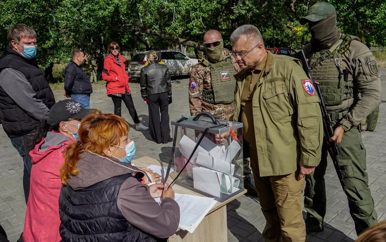 Varias personas, en Mariupol, durante el referéndum. Foto: EFE.