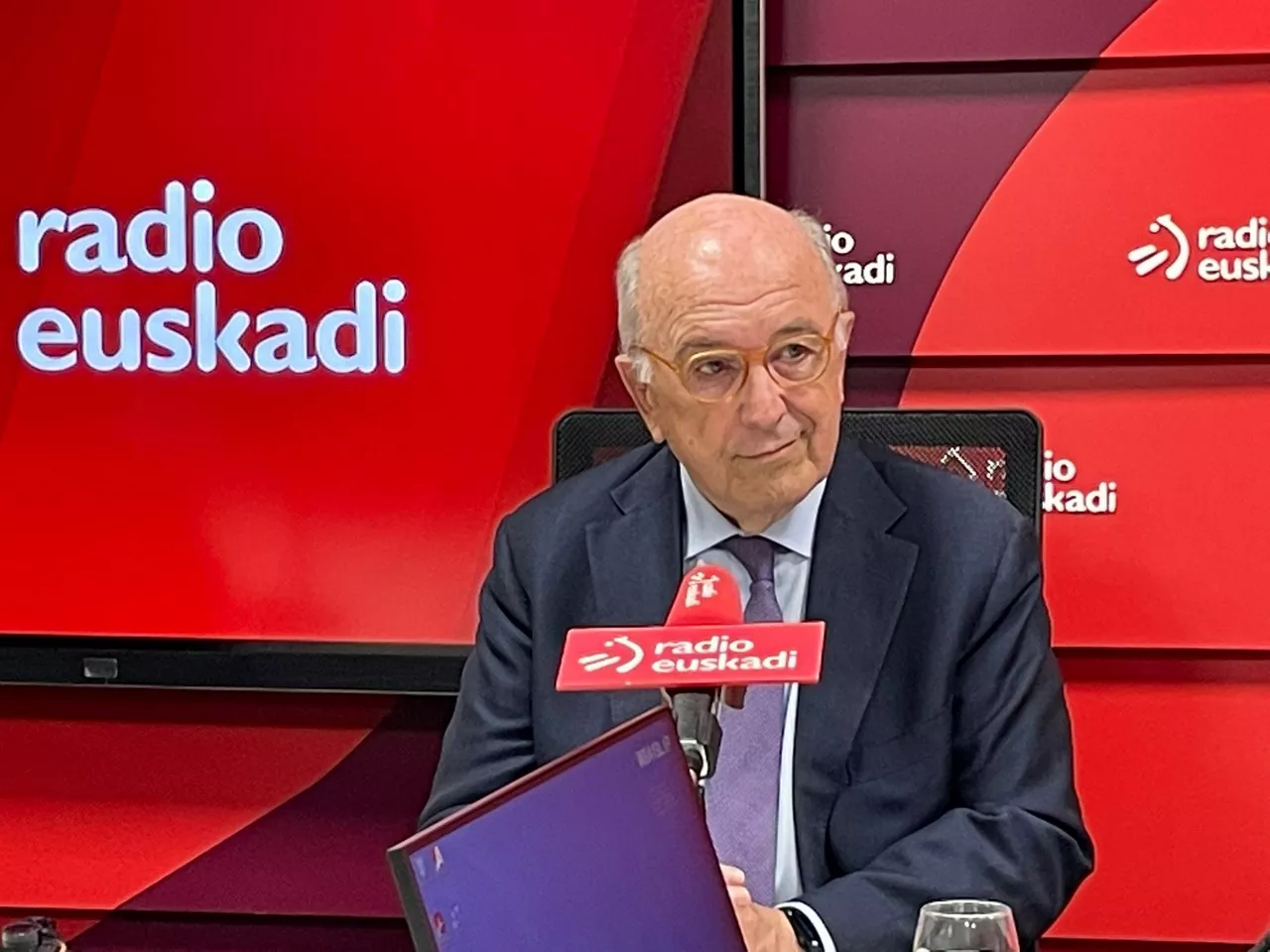 Joaquin Almunia, Radio Euskadiko estudioetan. Argazkia: EITB Media