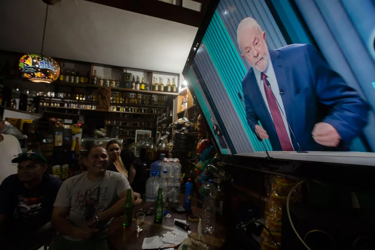 Varias personas siguen el debate electoral en un bar, en Brasil. Foto: EFE