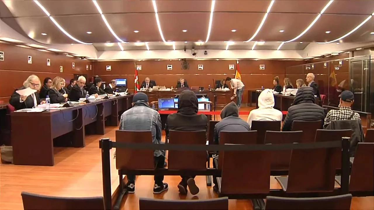 Los seis acusados que siguen procesados, hoy en el juicio. Imagen extraída de un vídeo de EITB.