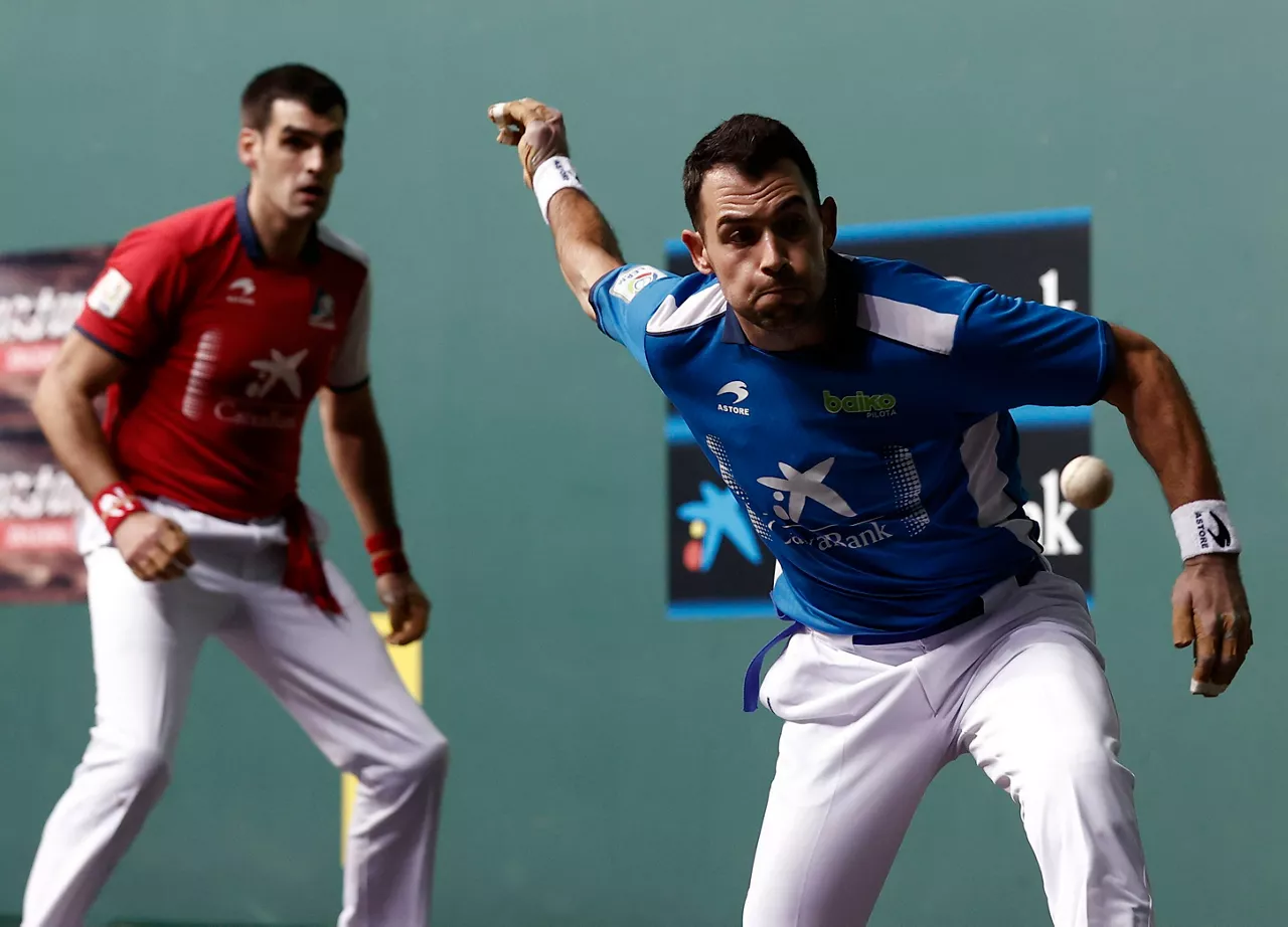 Erik Jaka, Ezkurdiaren aurrean; Lizartzarrak bermatuta du Lau t'erdikoan izango dela (EFE).