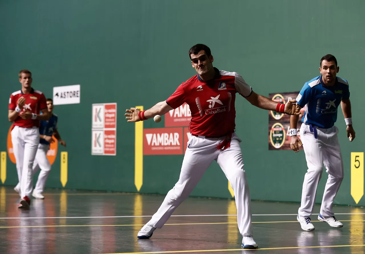 Ezkurdia, Jaka y Mariezkurrena, durante un partido del Masters Caixabank
