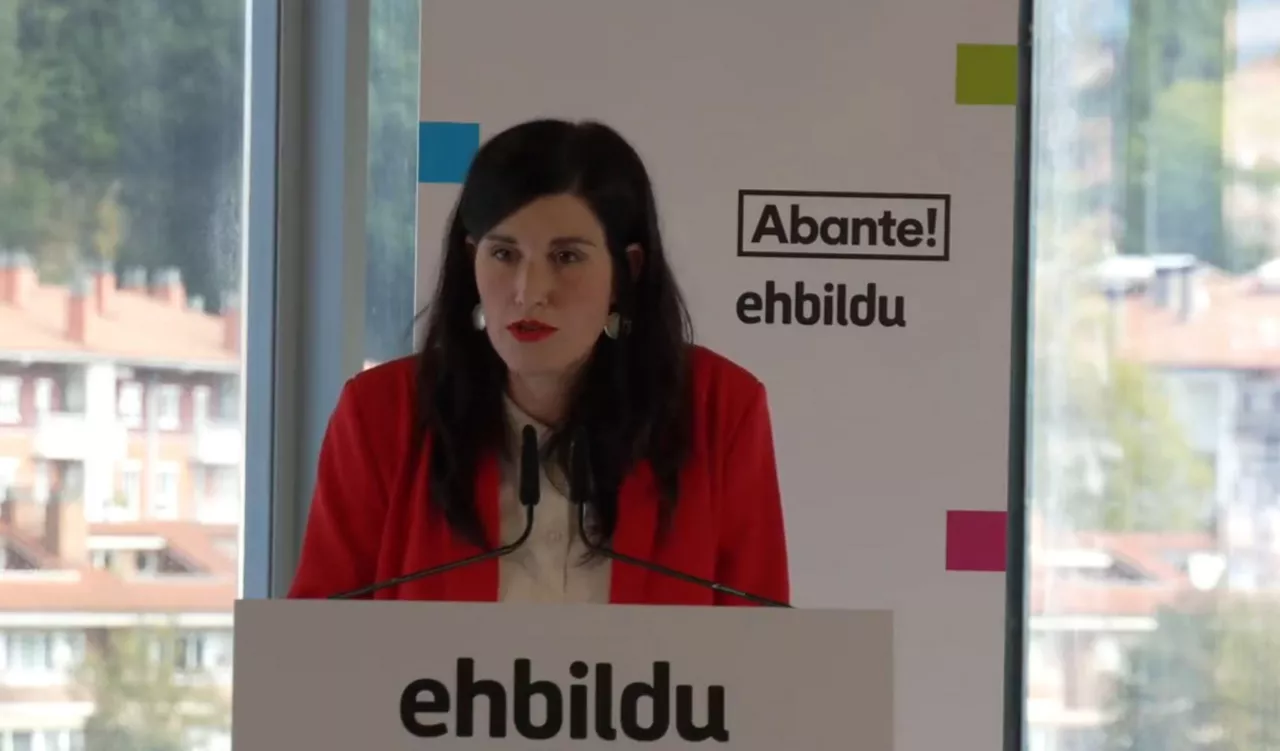 Nekane Zinkunegi, responsable política de EH Bildu Gipuzkoa, durante su intervención. Foto: EH Bildu