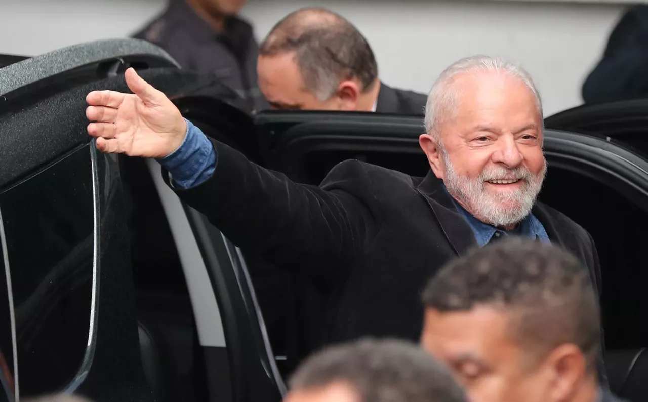 El exmandatario brasileño saluda a su llegada a un colegio electoral. Foto: EFE
