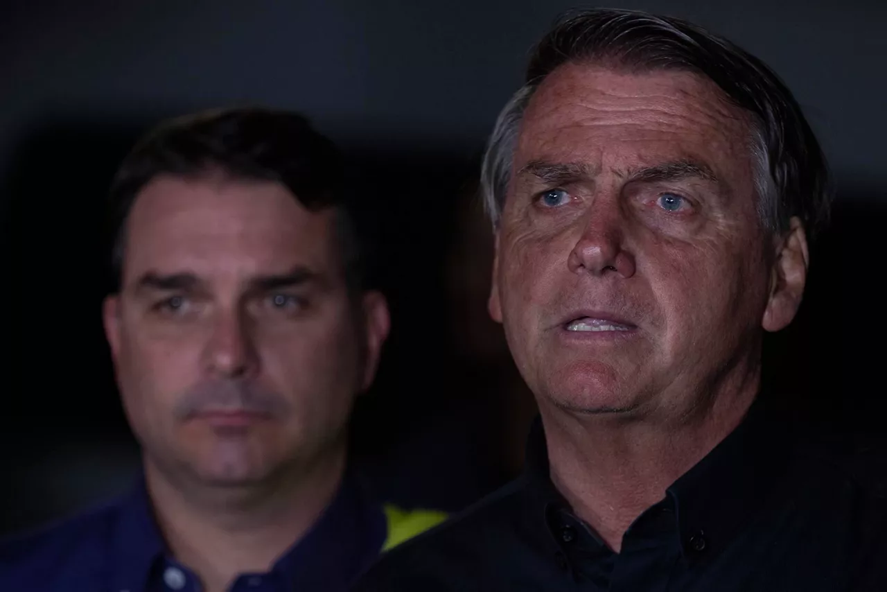 Bolsonaro, aurpegi serioarekin, bart eskainitako prentsaurrekoan.