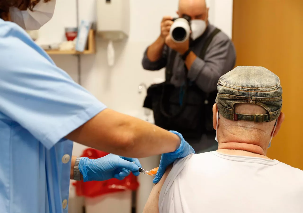 Gripearen eta covid-19aren aurkako txertoa. Artxiboko argazkia: EFE