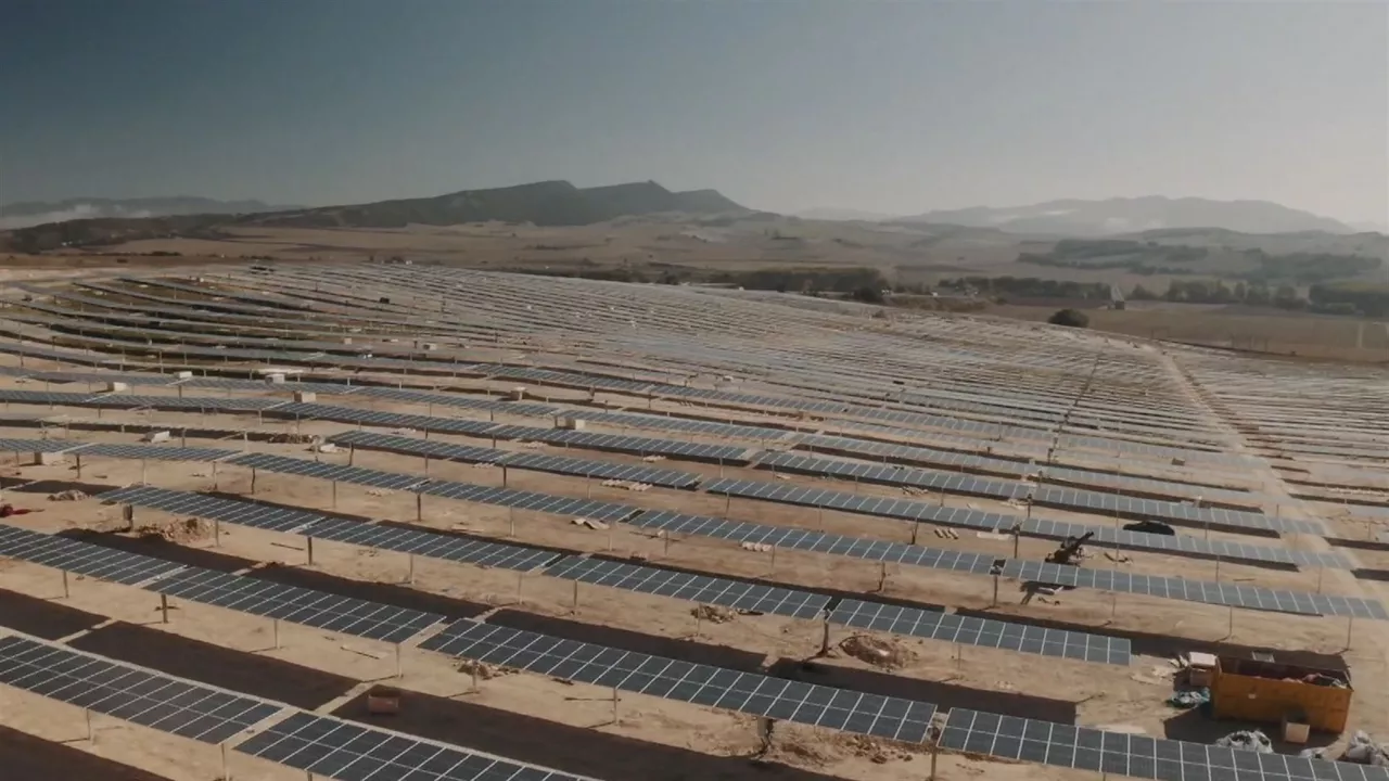 EKIAN eguzki planta. EITB Mediaren bideo batetik ateratako irudia.