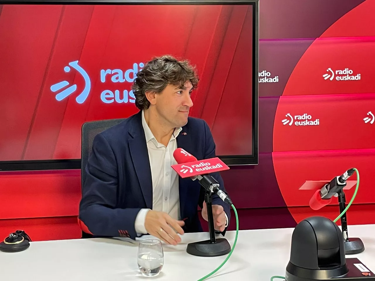 Eneko Andueza (PSE), Radio Euskadiko estudioetan. Argazkia: EITB Media.