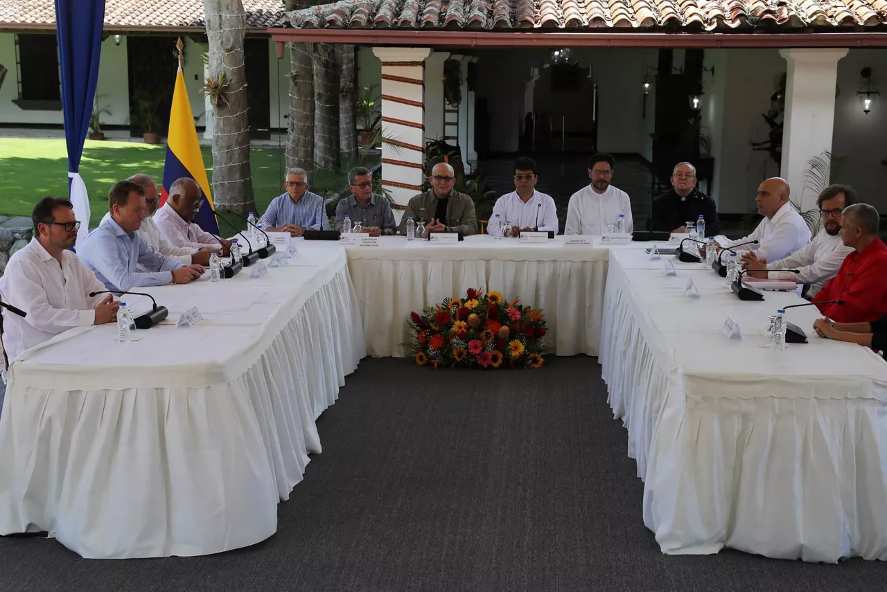Reunión entre el Gobierno de Colombia y el Ejército de Liberación Nacional. Foto de archivo: EFE
