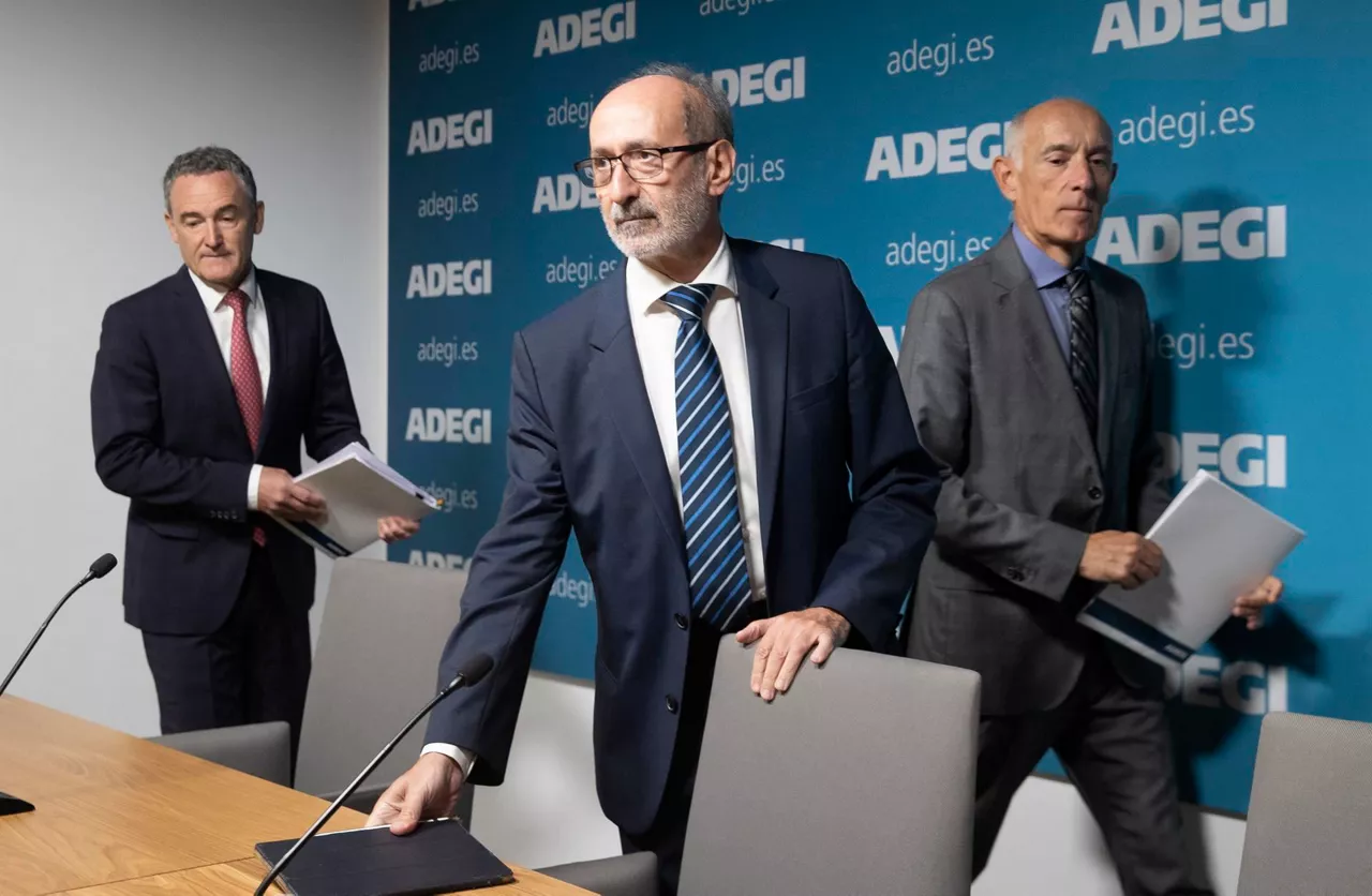 Eduardo Junkera, presidente de Adegi, en el centro