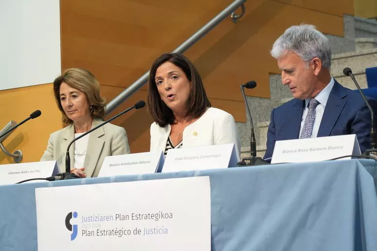 Beatriz Artolazabal erdian, Carmen Adan eta Iñaki Subijana alboan dituela