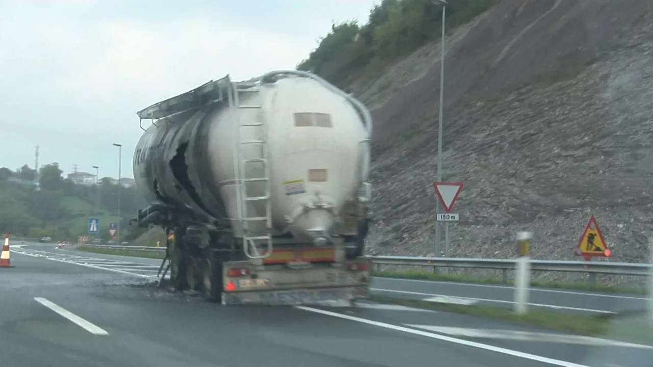 Su hartu duen kamioia. EITB Mediaren bideo batetik ateratako irudia.
