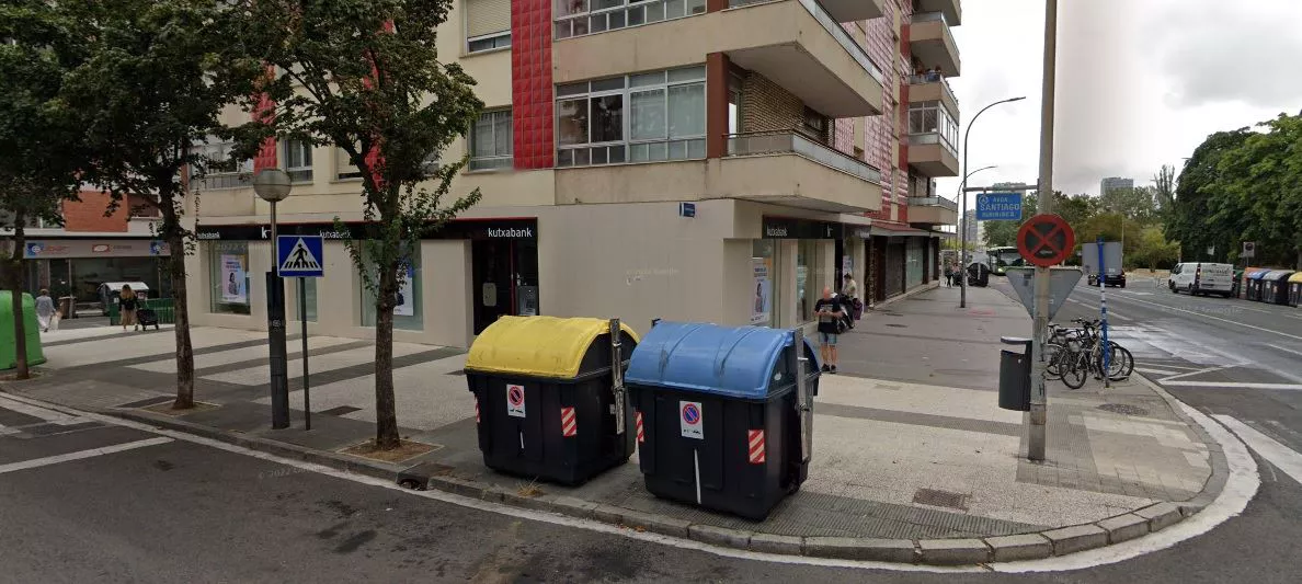 Kutxabank situada entre la Avenida de Santiago y la calle Extremadura. Imagen: Google Maps