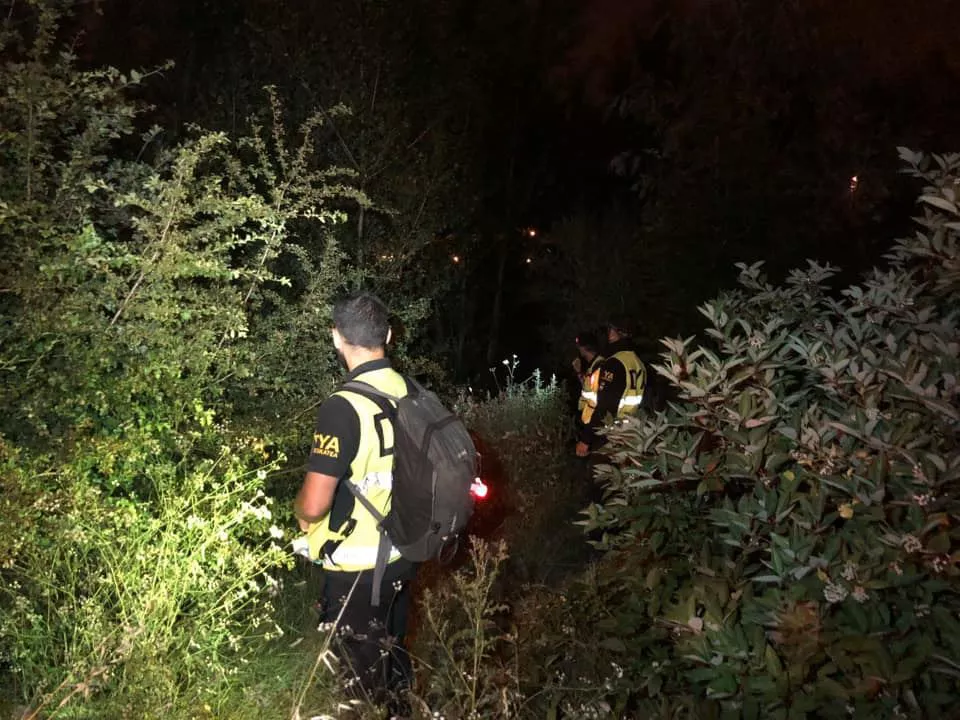 Voluntarios de DYA buscan a la mujer desaparecida en Artxanda. Foto: DYA
