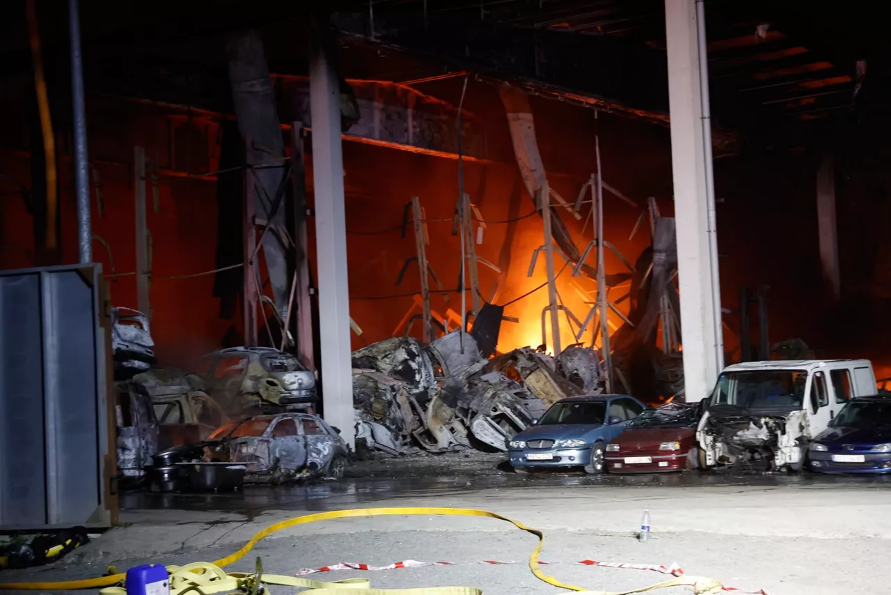 Fuego en una empresa de desguace de vehículos de Astigarraga (Gipuzkoa). Foto: EFE