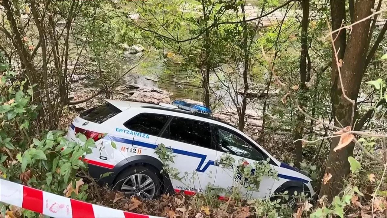 Imagen del vehículo policial accidentado. Foto: EITB MEDIA