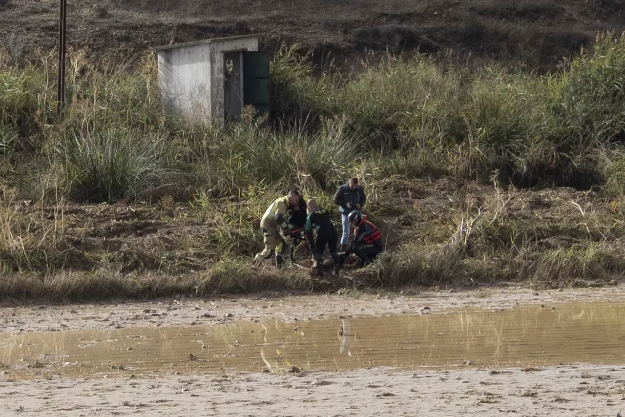 Equipos de rescate recuperan los cadáveres tras las riada en Saelices