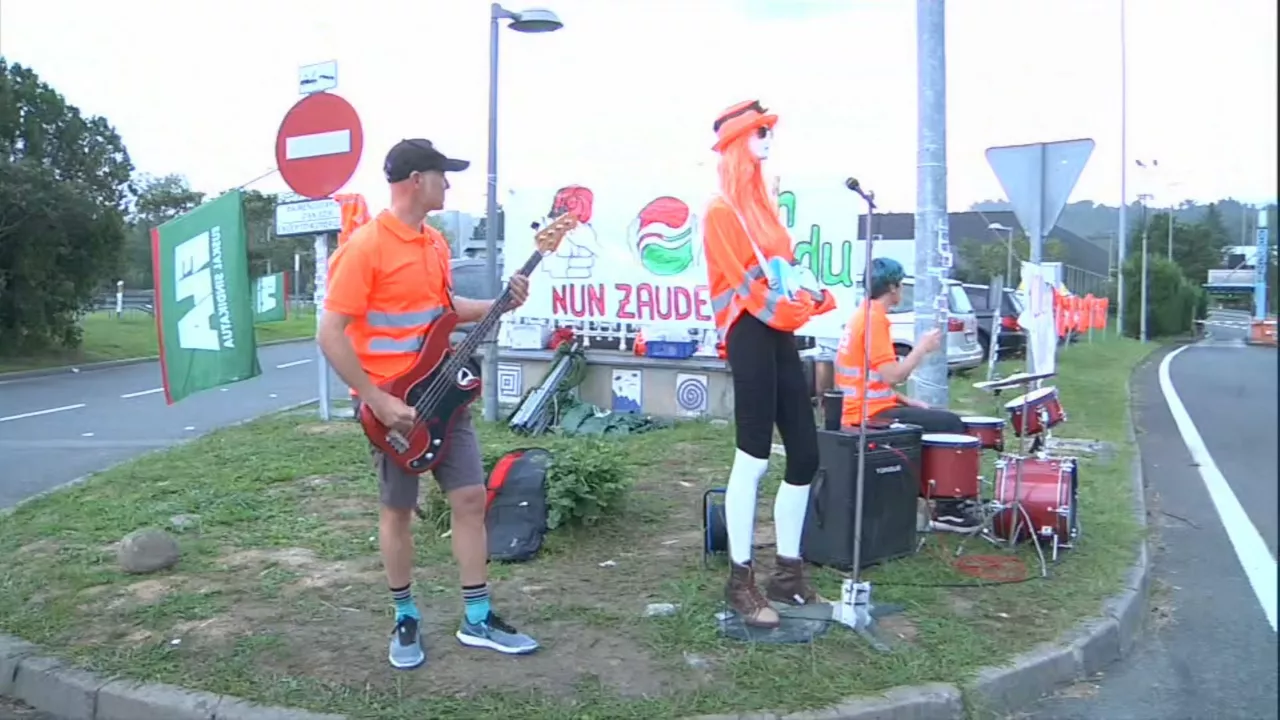 Protesta en el peaje de Zarautz. Imagen obtenida de un vídeo de EITB Media.