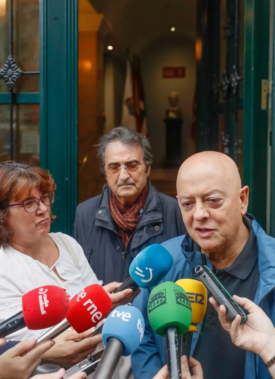 Elorza responde a preguntas de periodistas.