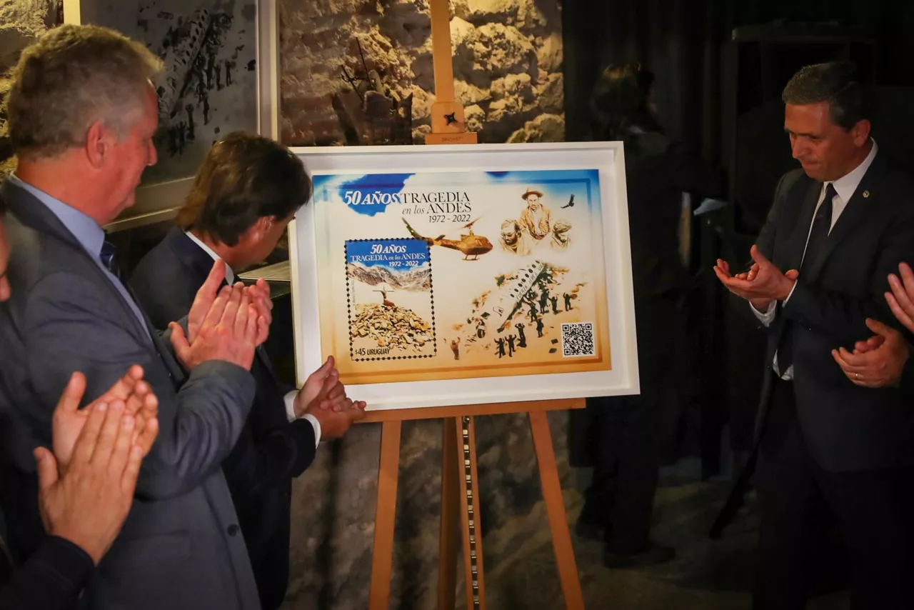 Fotografía de un sello conmemorativo de la tragedia sucedida en los Andes. Foto: EFE