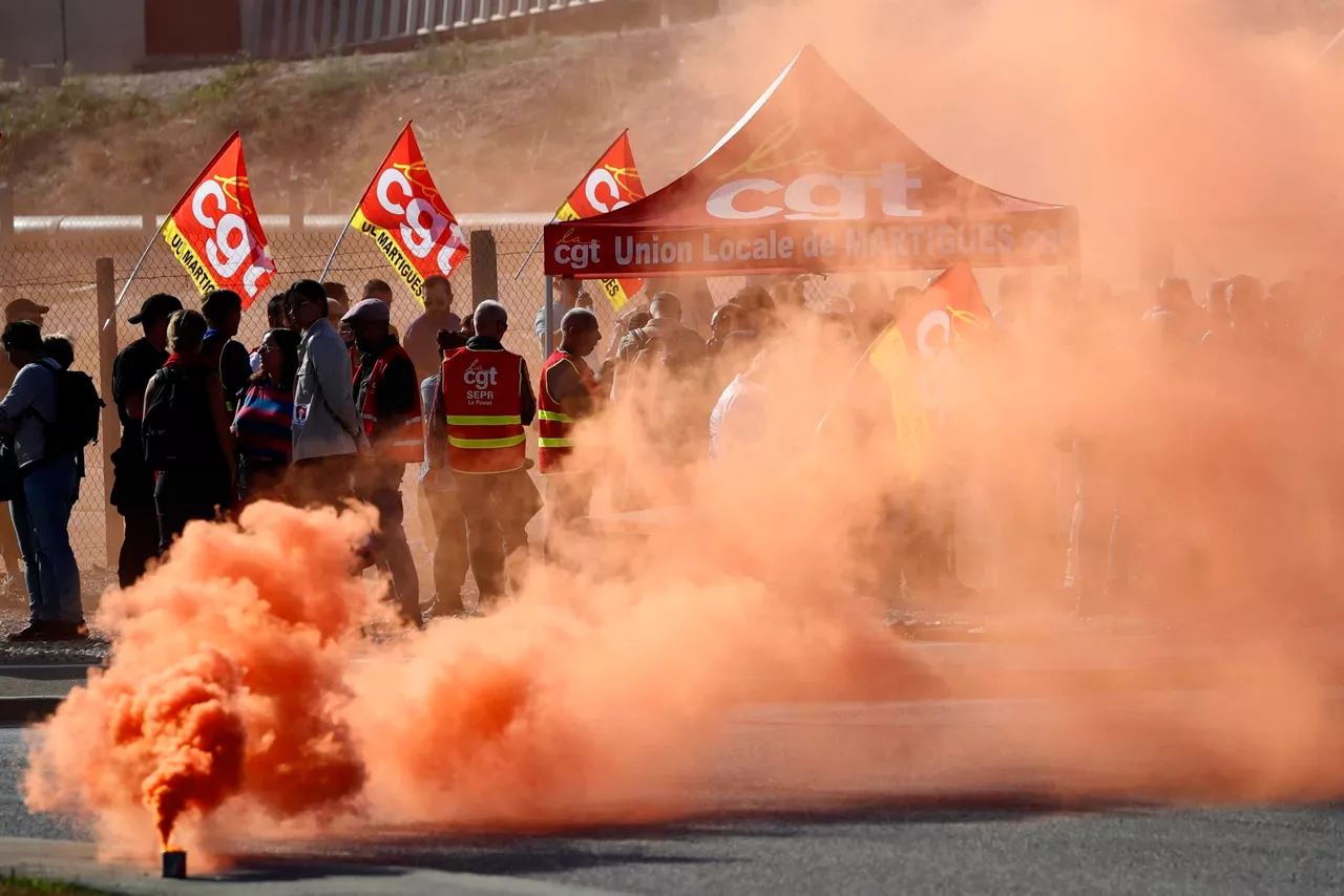 Trabajadores frente a la refinería TotalEnergies en La Mede, Chateau Neuf les Martigues. Foto: EFE