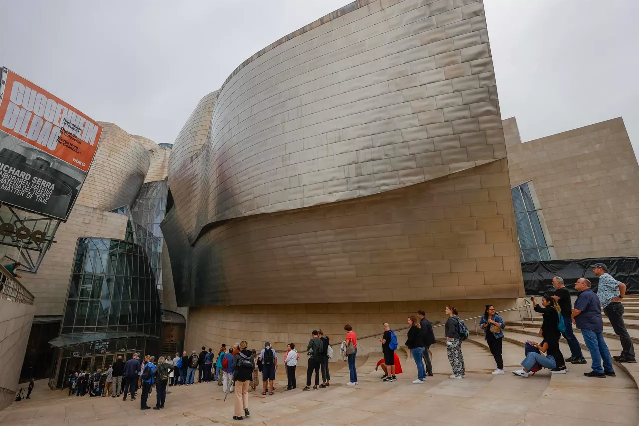 Varias personas hacen cola frente al Museo.