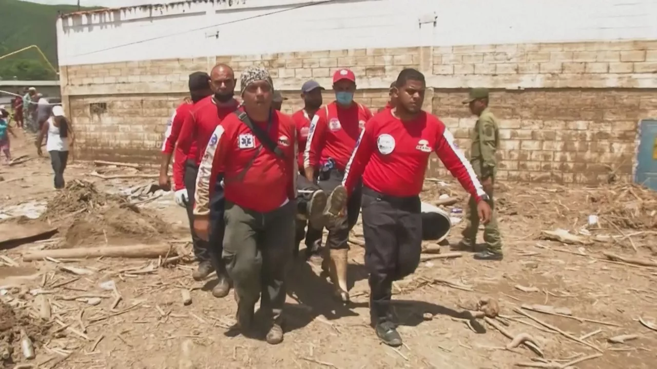 Equipos de rescate trasladan un cuerpo. Imagen obtenida de un vídeo de Agencias.