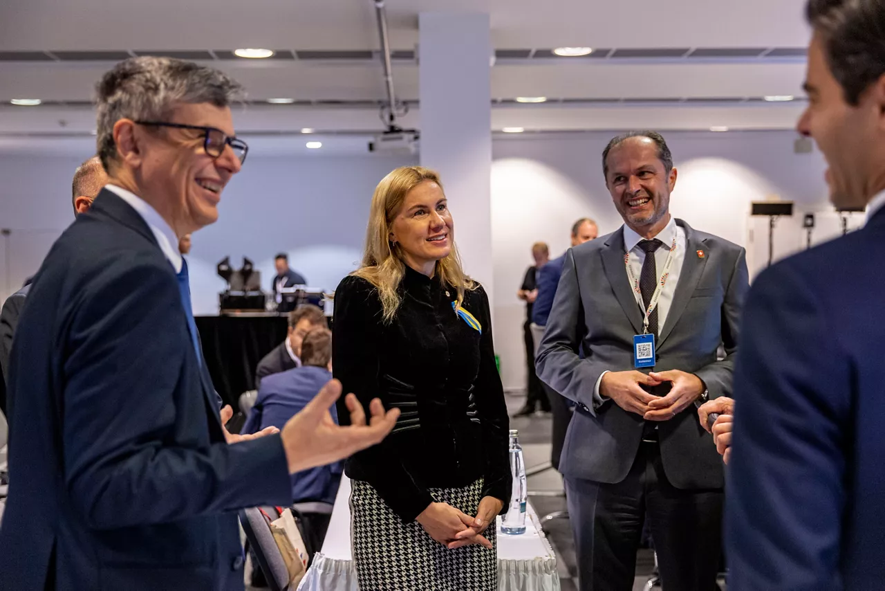 Kadri Simson Energia komisarioa, gaur Pragan, hainbat herrialdetako arduraradunekin. Argazkia: EFE