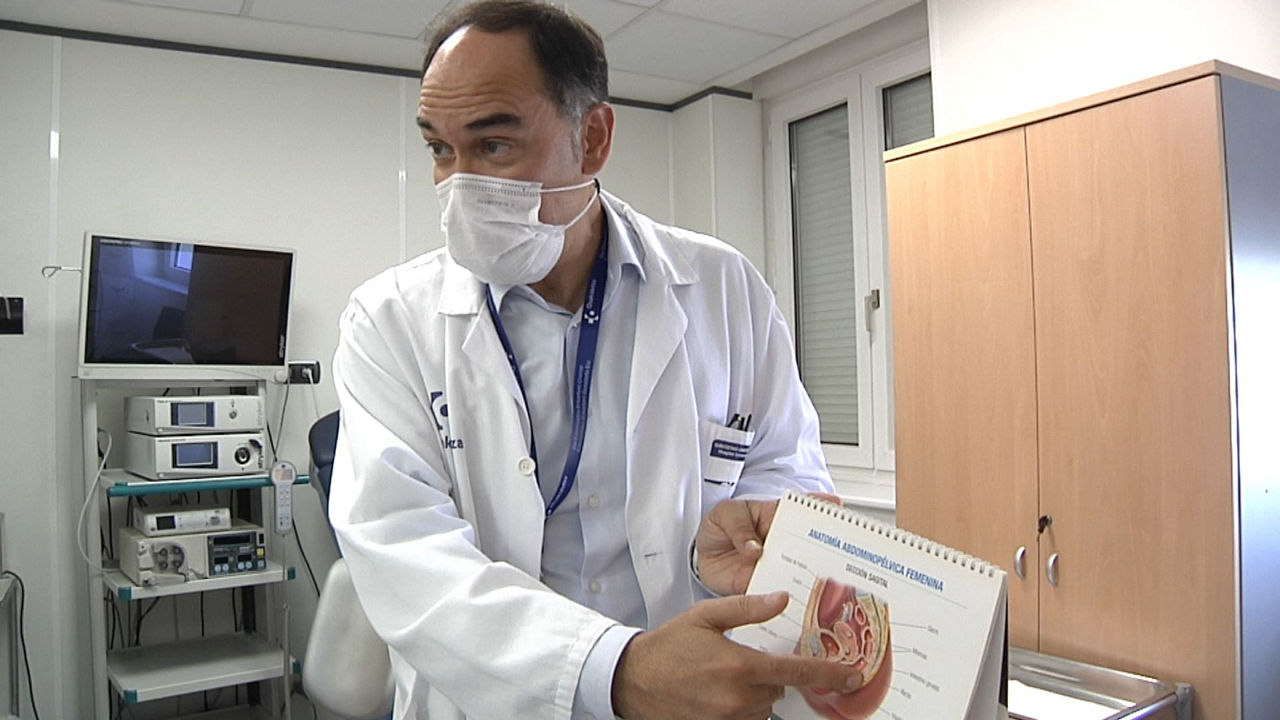 Santiago Díez, en la Unidad de Endometriosis durante la visita de eitb.eus