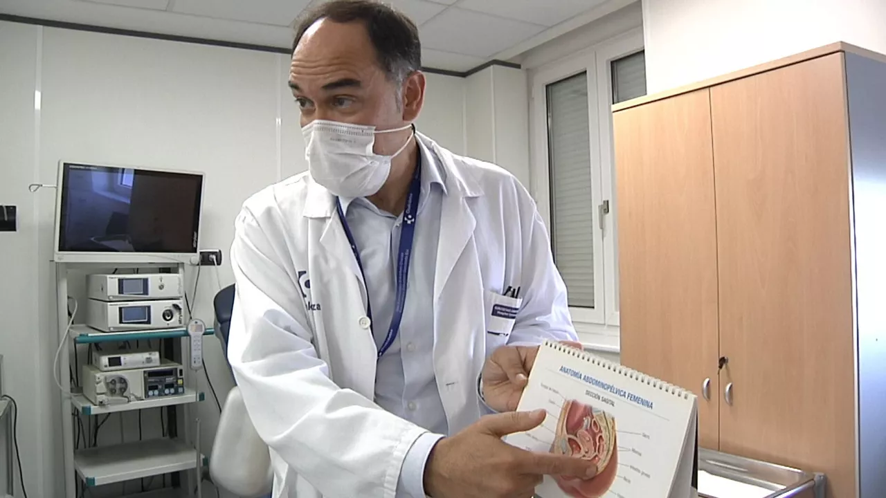 Santiago Díez, en la Unidad de Endometriosis durante la visita de eitb.eus