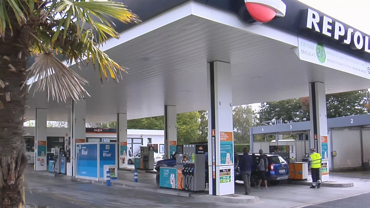 Gasolindegi bat. EITB Mediaren bideo batetik ateratako irudia.