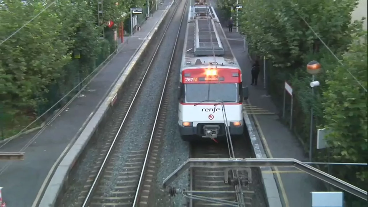 Un tren pasa por la estación de Anoeta.