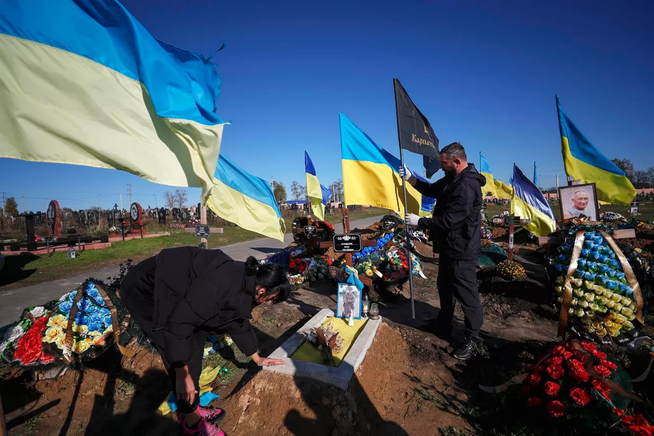 Imagen de un cementerio en Járkov, donde siguen los combates