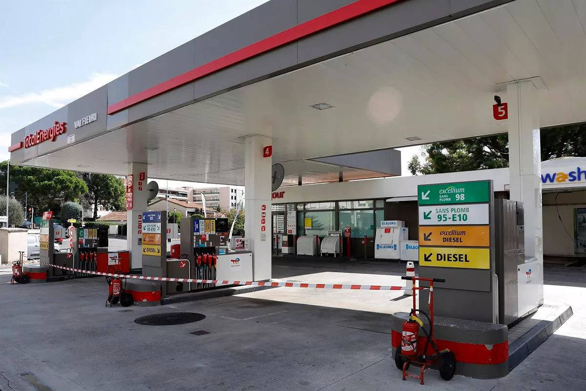 Una gasolinera cerrada de la compañía Total Energies en Niza, Francia