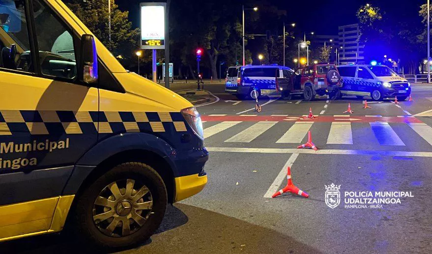 Todoterreno empotrado contra los vehículos policiales. FOto: Policía Municipal de Pamplona